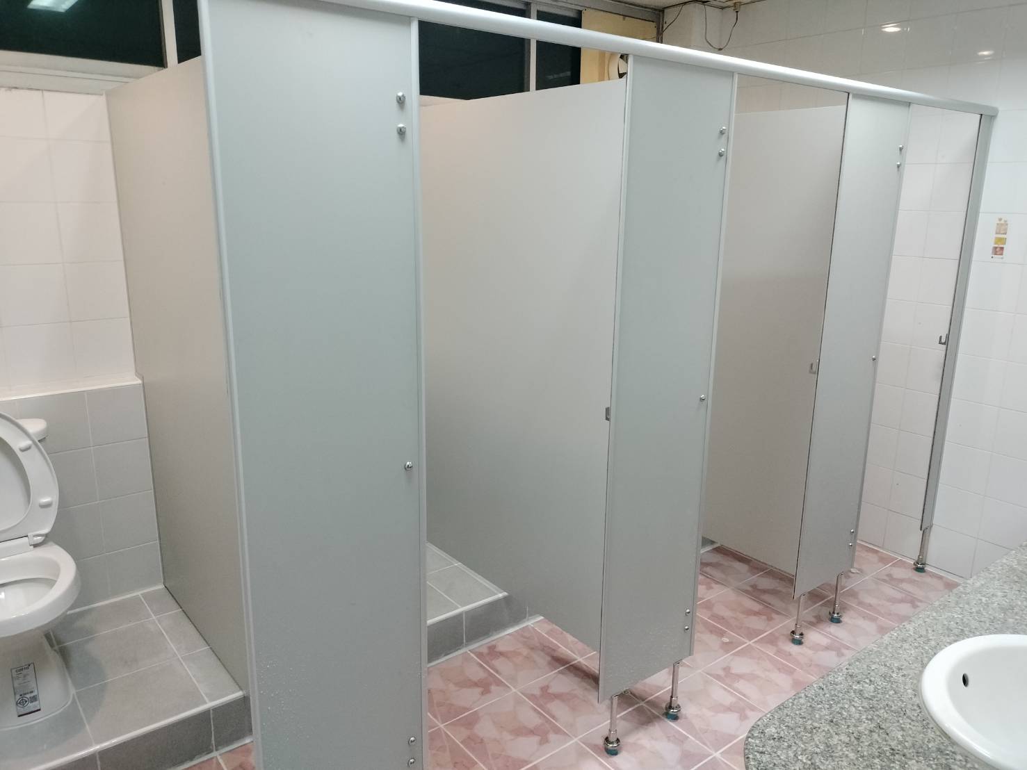 ติดตั้งผนังกั้นห้องน้ำ บริษัท ไทยเครื่องชั่ง จำกัด นครปฐม สีเทา 10 มิล