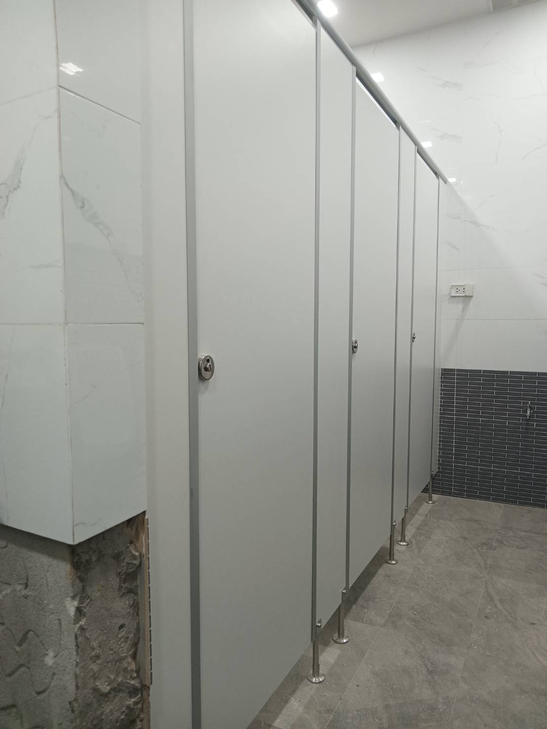 ติดตั้งผนังกั้นห้องน้ำ สำหนักงานสรรพากรพื้นที่สาขาเมืองสมุทรสาคร 1 สีเทา