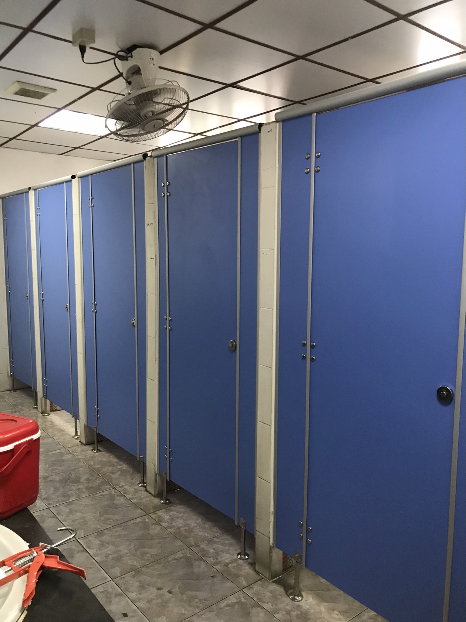 ติดตั้งผนังกั้นห้องน้ำ บริษัท ทานาเบะ (ประเทศไทย) จำกัด สีฟ้ากันน้ำ จังหวัดปราจีนบุรี