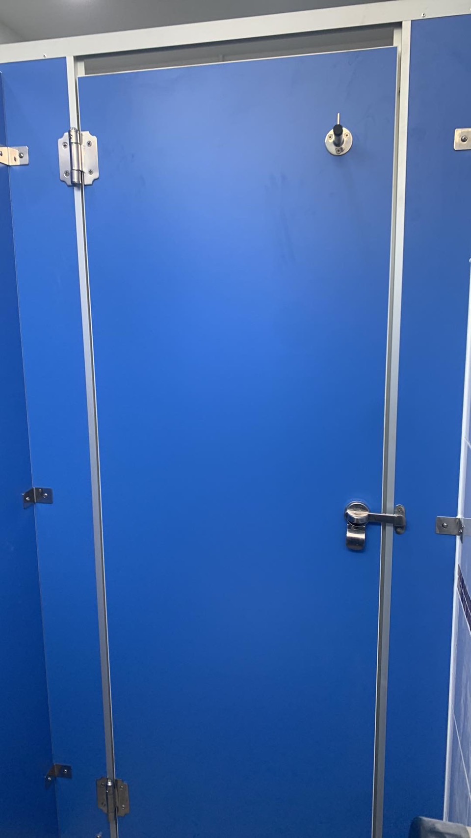ติดตั้งผนังกั้นห้องน้ำ BGC สีฟ้า จังหวัดปราจีนบุรี