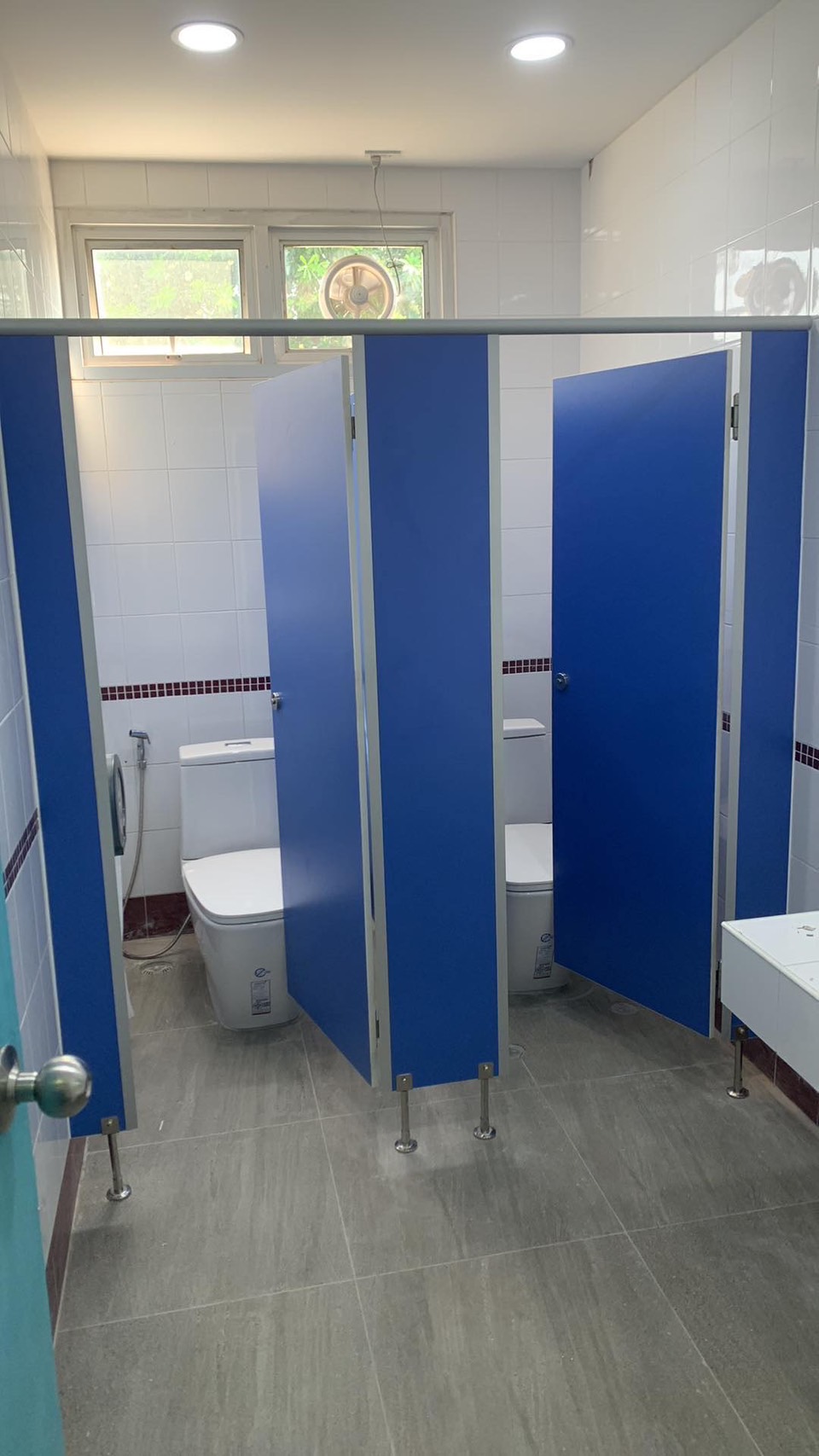 ติดตั้งผนังกั้นห้องน้ำ BGC สีฟ้า จังหวัดปราจีนบุรี